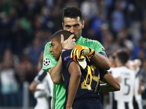 Peluk dan Cium Buffon untuk Mbappe