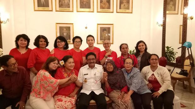 Meski kesibukannya padat, Djarot sabar memenuhi permintaan warga berfoto bersama.