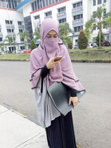 Foto: Gaya Stylish Wardah Maulina, Hijabers Bercadar 