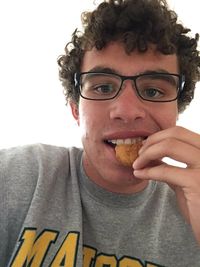 Pecahkan Rekor <i>Retweet</i> Terbanyak, Pemuda Ini Dapat Nugget Wendy's Gratis Setahun