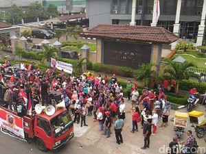 Minta Ahok Jadi Tahanan Kota, Massa Pendukung Aksi di PT DKI