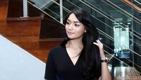 Mantan kekasih Ali Syakieb itu tampak cantik saat berpose di depan kamera. Pool/Noel/detikFoto.