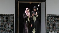 Dua jemaah muslim wanita juga terlihat asyik selfie di kawasan masjid.