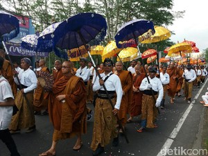 Makna Kirab Dalam Rangkaian Perayaan Waisak