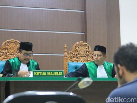 Pasangan Sesama Jenis di Aceh Diadili, Dituntut 80 Kali Cambuk