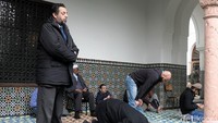 Sejumlah warga saat melaksanakan salat di Masjid Raya Paris.