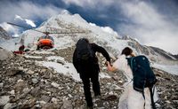 <i>Epic</i>! Pasangan Menikah di Gunung Everest Setelah Trekking 3 Minggu