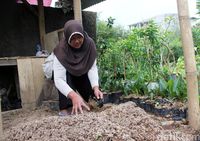 Ela berharap suaminya dibebaskan. 