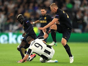 Injakan Glik ke Higuain Membangunkan Juventus