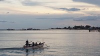 Asyiknya melihat kapal ini lalu-lalang. Terbayang keseharian mereka yang bahagia menjalani hidup secara sederhana (Wahyu/detikTravel)