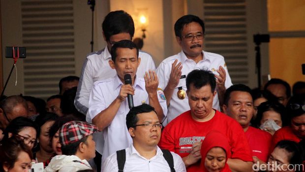 Perdana Gantikan Ahok, Djarot Menangis di Depan Ribuan Warga