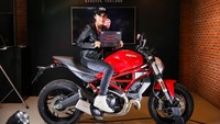 Karina Salim duduk di motor Ducati Monster. Foto: dok. Ducati