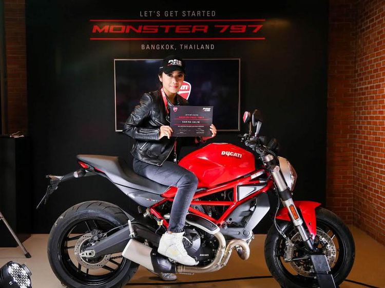 Mike Lewis dan Karina Salim Tunggangi Ducati Monster 797