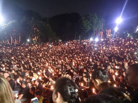 Massa pendukung menyalakan lilin dan berdoa untuk Ahok