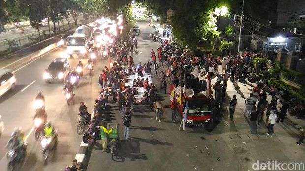 Massa pendukung Ahok masih bertahan di Pengadilan Tinggi DKI