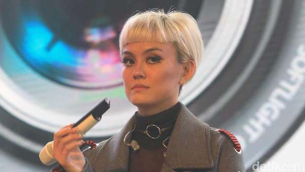 Tatapan Dingin Agnez Mo Tatapan Dingin Agnez Mo