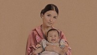 Chelsea memilih konsep yang tidak umum yaitu bernuansa dulu. Salah satunya foto yang terinspirasi dari abad ke-19 ini. Dok. Instagram/nastusha.olivia.alinskie
