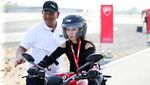 Mike Lewis dan Karina Salim Tunggangi Ducati Monster 797