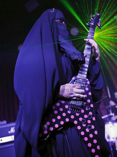 29 Gambar Kartun Hijab Pegang Gitar  Gambar  Kartun 