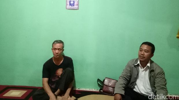 Ayah Elsa, Dwi Syahrial, berkaos hitam