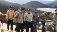 Pada akhir Mei 2017 lalu, Presiden Jokowi sempat melakukan kunjungan kerja ke Wamena di Papua. Selain meninjau pembangunan proyek Trans Papua, Jokowi juga sempat beraksi di atas motor trail berlatar Pegunungan Trikora (dok. Kementerian PUPR)