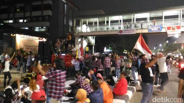 Massa pendukung Ahok masih bertahan di Pengadilan Tinggi DKI