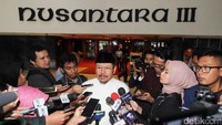 HTI tiba di Kompleks Parlemen, Senayan, Jakarta, Rabu (10/5/2017) sekitar pukul 10.30 WIB. Mereka lalu memberi keterangan kepada awak media.