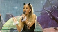 Ia mencatatkan rekor itu berkat ‘Love Me Harder’, ‘Break Free’, dan ‘One Last Time’. Foto: Getty Images
