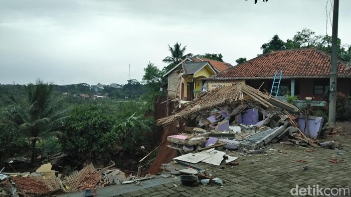 Tanah Longsor di Tangerang Selatan, 5 Rumah Hancur