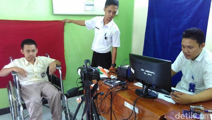 Dispendukcapil Jemput Bola Rekam Data KTP Elektronik Siswa SLB