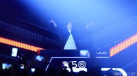 Kelap kelip lampu juga menghangatkan penampilan Al. Foto: Ari Saputra/detikHOT