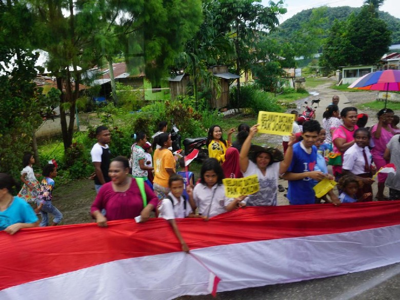 Saat Bendera Merah Putih Panjang  Iringi Jokowi Temui Warga 