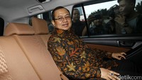Priyo memasuki mobil yang akan membawanya meninggalkan gedung KPK.