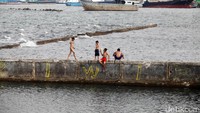 Gelombang ombak besar dan kedalaman laut sebenarnya sangat berbaya bagi anak-anak.