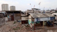 Pada April 2016, kawasan ini ditertibkan Ahok dan Djarot. Penertiban ini menuai protes dari warga. Setahun setelah penertiban itu, bangunan-bangunan semipermanen dan tenda-tenda kini menjamur di Kampung Akuarium.