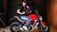Mike Lewis berpose dengan motor gede Ducati Monster. Foto: dok. Ducati