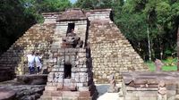 Wisatawan asyik berfoto di Candi Sukuh (Wahyu/detikTravel)