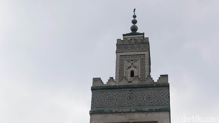 Sejumlah warga muslim di Paris tengah melakukan ibadah di Grande Mosquee de Paris.