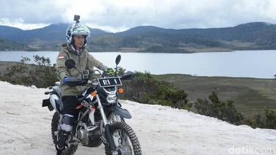 Jokowi dan Motor: Naik Trail hingga Beli Chopper Emas