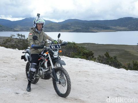 Naik Motor Trail, Ada Apa <i>Tuh</i> di Helm Jokowi?