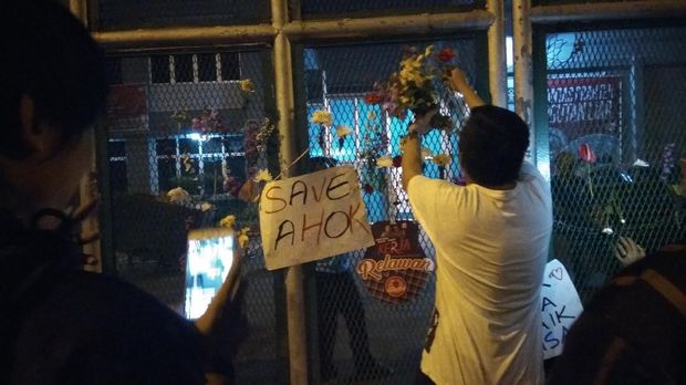 Massa pro Ahok sempat merakit bunga di pagar Rutan Cipinang