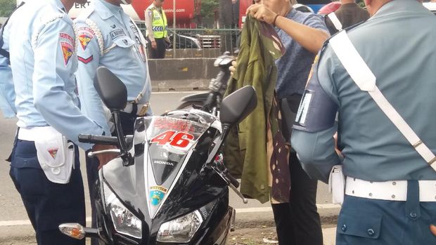 Pengendara yang menggunakan atribut TNI juga dirazia.