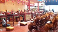 Tradisi ini diawali dengan menyalakan lilin lima warna. Kemudian dilanjutkan dengan berdoa (Kurnia/detikTravel)