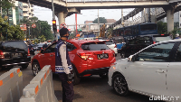 Proyek Underpass Bikin Jalan Matraman Raya Menyempit