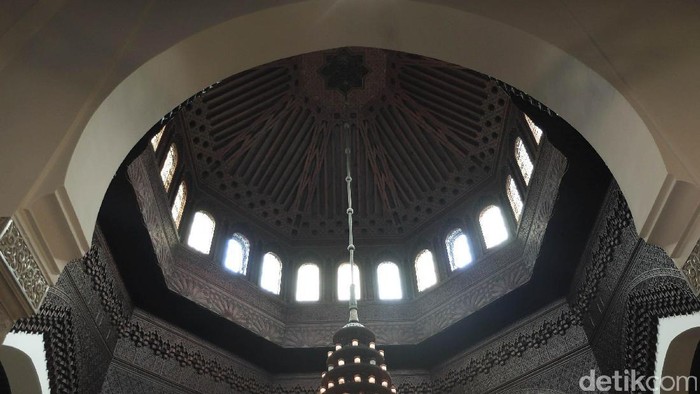 Sejumlah warga muslim di Paris tengah melakukan ibadah di Grande Mosquee de Paris.