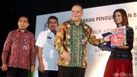 Kepala Badan Pengembangan dan Pembinaan Bahasa, Dadang Sunendar memberikan penghargaan kepada Duta Baca Indonesia, Najwa Shihab dalam acara tersebut.