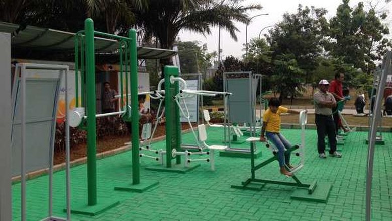 Foto: Warga bisa nge-gym gratis di Taman Waduk Pluit (Ray Jordan/detikTravel) Foto: Warga bisa nge-gym gratis di Taman Waduk Pluit (Ray Jordan/detikTravel)