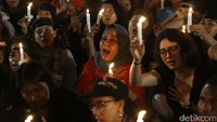 Sembari berkumpul, mereka mendengarkan orasi dari mobil komando. Sesekali mereka juga menyanyi lagu kebangsaan.