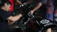 Bengkel yang berdiri sejak 10 tahun silam ini dapat mengerjakan modifikasi motor sesuai dengan keinginan para customer.