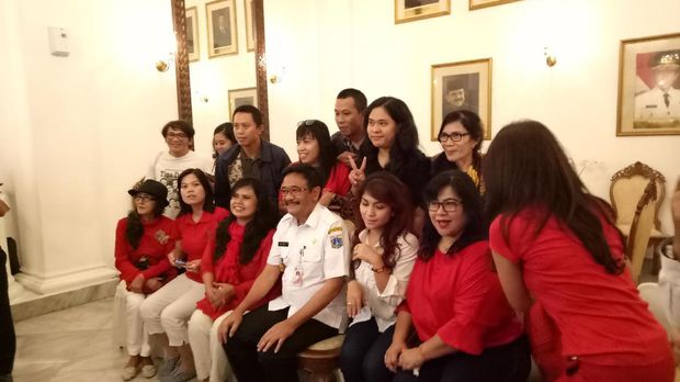 Warga gembira berfoto bersama Djarot.